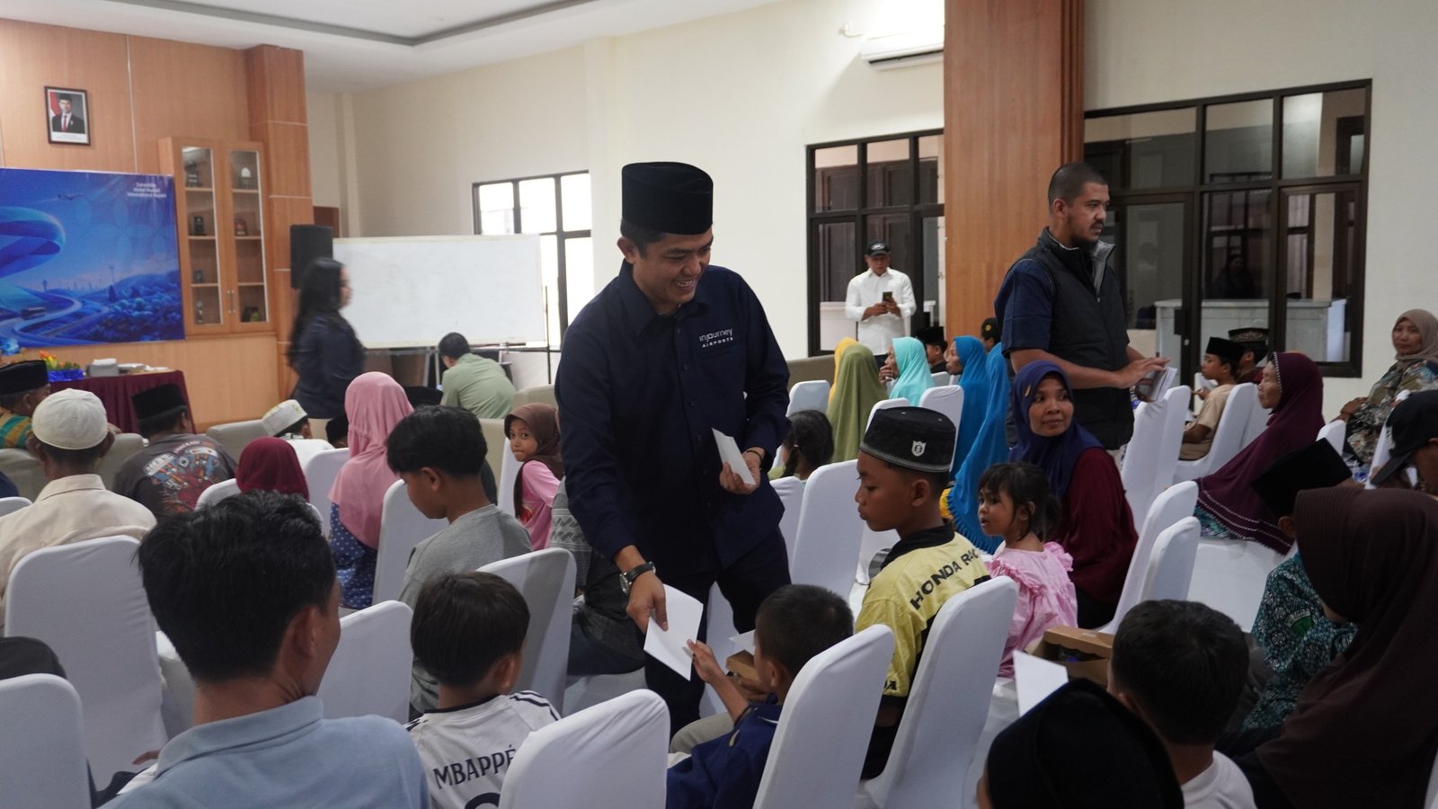Bandara Internasional Zainuddin Abdul Madjid Peringati HUT Kedua dengan Aksi Sosial