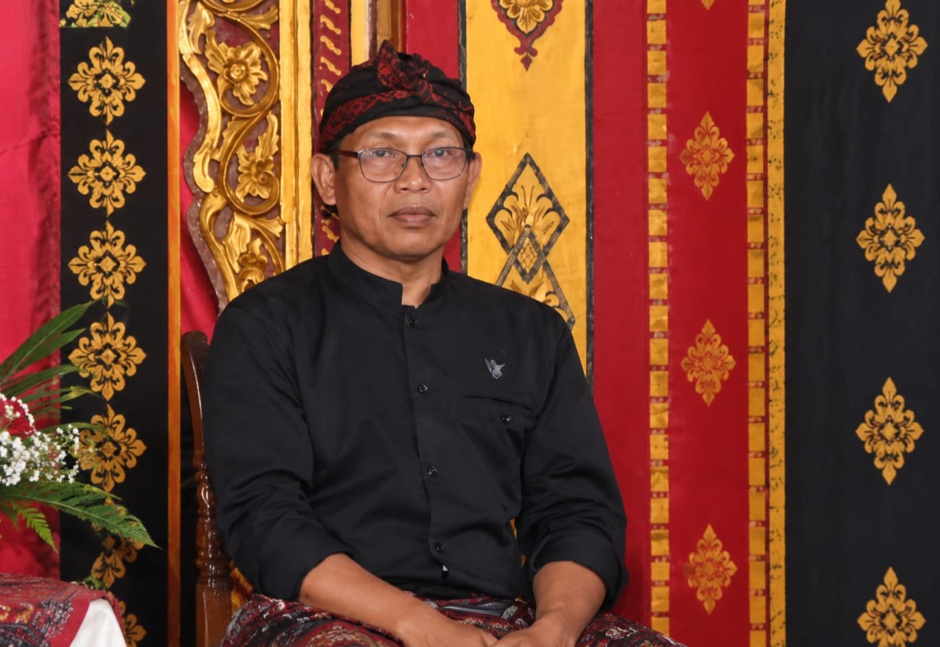 Selong, NTB – Sepiring makanan bergizi yang tersaji bagi penerima manfaat Program Makan Bergizi Gratis (MBG) ternyata membawa cerita yang lebih luas. Di balik aktivitas dapur yang setiap hari menyiapkan makanan, muncul pula pergerakan ekonomi yang dirasakan pekerja, pedagang, pelaku UMKM hingga masyarakat yang terlibat dalam rantai pasok pangan. Fenomena tersebut menjadi perhatian Ketua Forum Kewaspadaan Dini Masyarakat (FKDM) Kabupaten Lombok Timur, Lalu Ridwan Irawan. Pria yang akrab disapa Miq Wawan itu menilai, berbagai pandangan publik terhadap pelaksanaan MBG merupakan bagian dari dinamika program nasional yang masih terus berkembang. Ia mengakui, pelaksanaan MBG tidak lepas dari berbagai tantangan. Salah satunya adalah adanya laporan gangguan pencernaan pada sebagian penerima manfaat. Namun, menurutnya, persoalan tersebut perlu menjadi bahan evaluasi dan perbaikan, tanpa mengabaikan dampak positif yang telah dirasakan masyarakat. “Sebagai bagian dari masyarakat, kami sangat mendukung keberhasilan dan keberlanjutan program MBG ini karena membawakan multi-effect yang nyata,” tegas Miq Wawan, Kamis (17/9/2026). MBG Buka Peluang Kerja bagi Masyarakat Menurut Miq Wawan, salah satu dampak yang mulai terlihat adalah terbukanya kesempatan kerja di tingkat lokal. Dapur-dapur MBG membutuhkan berbagai tenaga untuk mendukung operasional, mulai dari persiapan bahan makanan, pengolahan, pengemasan hingga distribusi. Keterlibatan tenaga kerja lokal membuat manfaat program tidak berhenti pada penerima makanan. Bagi sebagian masyarakat, aktivitas tersebut menjadi peluang untuk memperoleh pekerjaan sekaligus menambah penghasilan keluarga. Kondisi ini menunjukkan bahwa program pemenuhan gizi juga memiliki keterkaitan dengan aktivitas ekonomi masyarakat di sekitar lokasi pelayanan. Pedagang Sayur hingga UMKM Pertanian Ikut Bergerak Dampak lainnya dirasakan oleh pedagang sayur dan pelaku UMKM pertanian lokal. Kebutuhan bahan pangan untuk dapur MBG menciptakan permintaan yang lebih besar terhadap berbagai komoditas. Pedagang yang sebelumnya menghadapi tantangan dalam menghabiskan barang dagangan kini mendapatkan tambahan pasar dari kebutuhan dapur MBG. Rantai pasok tersebut membuat aktivitas ekonomi bergerak dari hulu ke hilir. Petani memproduksi bahan pangan, pedagang memasok kebutuhan, sementara dapur MBG mengolahnya menjadi makanan yang kemudian disalurkan kepada penerima manfaat. Dengan demikian, keberadaan program MBG tidak hanya berkaitan dengan makanan yang sampai ke meja makan, tetapi juga menyentuh aktivitas ekonomi masyarakat yang berada di belakang proses tersebut. FKDM Dorong BGN Perkuat Pengawasan Meski melihat dampak positif tersebut, FKDM Lombok Timur menilai aspek keamanan pangan tetap harus menjadi perhatian utama. Karena itu, pihaknya mendorong Badan Gizi Nasional (BGN) untuk terus memperkuat pembinaan dan pengawasan terhadap seluruh pelaksanaan MBG. Salah satu langkah yang dinilai penting adalah meningkatkan kompetensi kepala Satuan Pelayanan Pemenuhan Gizi (SPPG) bersama seluruh personel yang bekerja di dapur MBG. Peningkatan kapasitas tersebut diperlukan agar setiap tahapan pengelolaan makanan dapat dilakukan sesuai standar, mulai dari pemilihan bahan, penyimpanan, proses memasak, pengemasan hingga distribusi. Selain itu, standar kebersihan dan higienitas juga perlu diawasi secara konsisten. Tujuannya agar makanan yang diberikan kepada penerima manfaat memenuhi unsur gizi sekaligus aman untuk dikonsumsi. Masyarakat Diminta Cermat Menyaring Informasi Di tengah besarnya perhatian publik terhadap MBG, FKDM juga mengingatkan masyarakat agar tidak mudah mempercayai informasi yang belum jelas sumber dan kebenarannya. Informasi mengenai program tersebut, khususnya yang beredar melalui media sosial, perlu diverifikasi terlebih dahulu. Masyarakat diharapkan tidak langsung menyebarkan kabar yang belum terbukti karena dapat menimbulkan keresahan. Menurut FKDM, kritik dan masukan tetap diperlukan sebagai bagian dari pengawasan masyarakat. Namun, kritik tersebut akan lebih konstruktif apabila didasarkan pada informasi yang benar dan dapat dipertanggungjawabkan. Dengan demikian, evaluasi terhadap kekurangan program dapat dilakukan berdasarkan fakta, sementara manfaat yang sudah dirasakan masyarakat tetap dapat dipertahankan. Keberlanjutan MBG Perlu Diiringi Evaluasi Miq Wawan menegaskan, dukungan terhadap keberlanjutan MBG perlu berjalan beriringan dengan perbaikan kualitas pelaksanaan. Jika terdapat persoalan di lapangan, evaluasi harus dilakukan secara cepat dan terukur. Sebaliknya, ketika terdapat manfaat yang sudah dirasakan masyarakat, manfaat tersebut perlu dipertahankan dan dikembangkan. Menurutnya, keberhasilan MBG pada akhirnya tidak hanya ditentukan oleh seberapa banyak makanan yang disalurkan. Lebih jauh, program tersebut juga perlu memastikan makanan yang diterima benar-benar aman, bergizi dan berkualitas. Pada saat yang sama, dampak ekonomi yang muncul di sekitar dapur MBG dapat menjadi bagian penting dari ekosistem program, terutama dalam membuka peluang kerja serta meningkatkan penyerapan produk pertanian dan UMKM lokal. Dengan peningkatan kompetensi pengelola SPPG, pengawasan keamanan pangan yang lebih ketat, koordinasi antarpihak, serta masyarakat yang semakin cermat menyaring informasi, pelaksanaan MBG di Lombok Timur diharapkan dapat terus diperbaiki. Sebab, di balik satu porsi makanan bergizi yang sampai kepada penerima manfaat, terdapat mata rantai panjang yang melibatkan pekerja, petani, pedagang, UMKM dan masyarakat. Ketika seluruh mata rantai tersebut berjalan dengan baik, manfaat program pun berpotensi dirasakan lebih luas oleh masyarakat.