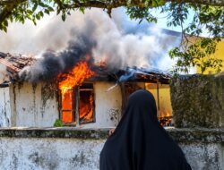 Eks Perumahan Guru SDN 2 Jembatan Kembar Terbakar, Kerugian Ditaksir Rp50 Juta