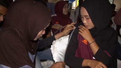 Pelatih dan guru Harapan Project sedang mengikuti pelatihan penggunaan pita Z score Lingkar Lengan Atas (LiLA) dalam inisiatif ‘Beat Malnutrition’