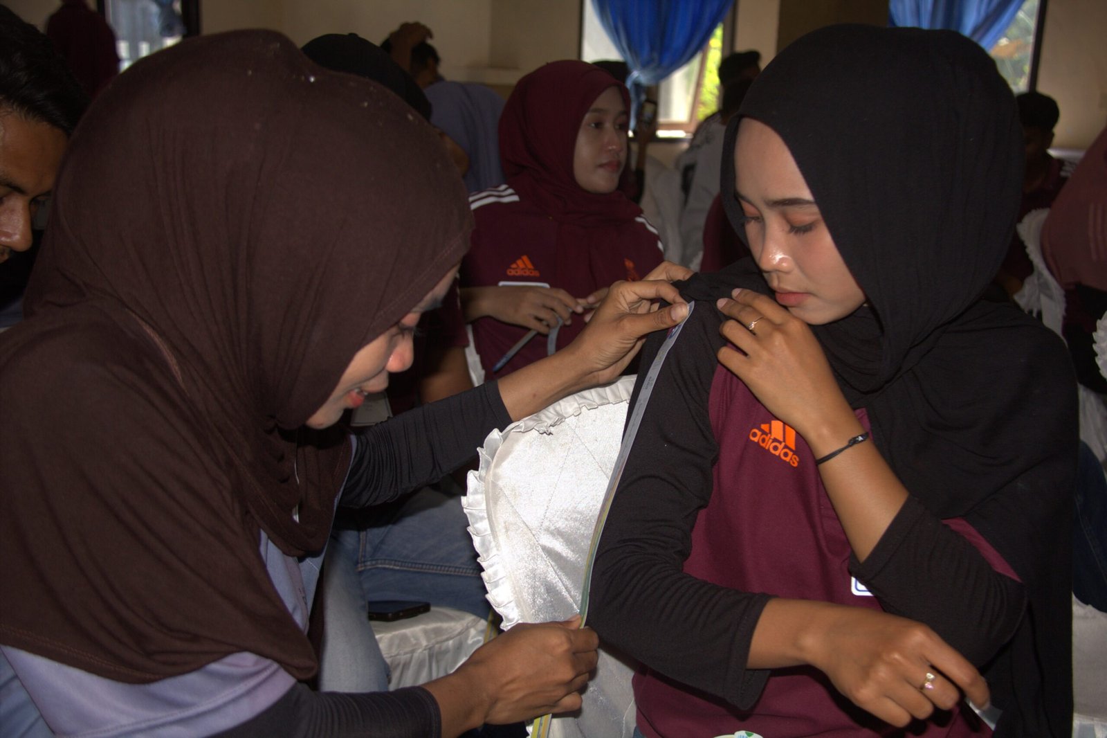 Pelatih dan guru Harapan Project sedang mengikuti pelatihan penggunaan pita Z score Lingkar Lengan Atas (LiLA) dalam inisiatif ‘Beat Malnutrition’