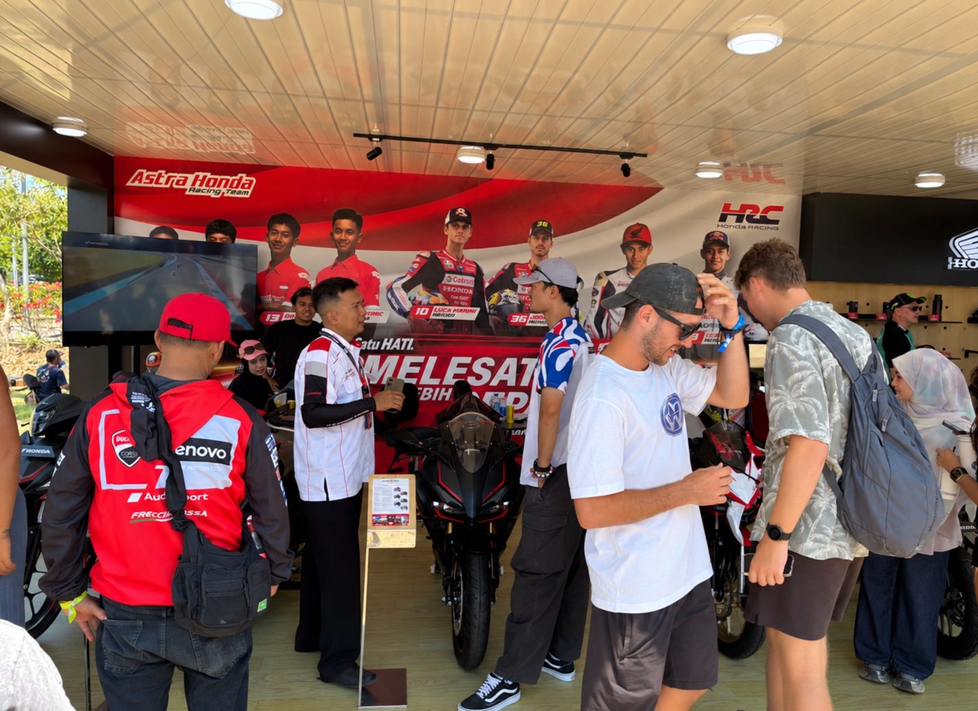 Booth Honda Diserbu Penonton MotoGP Mandalika 2026, Apparel HRC Laris