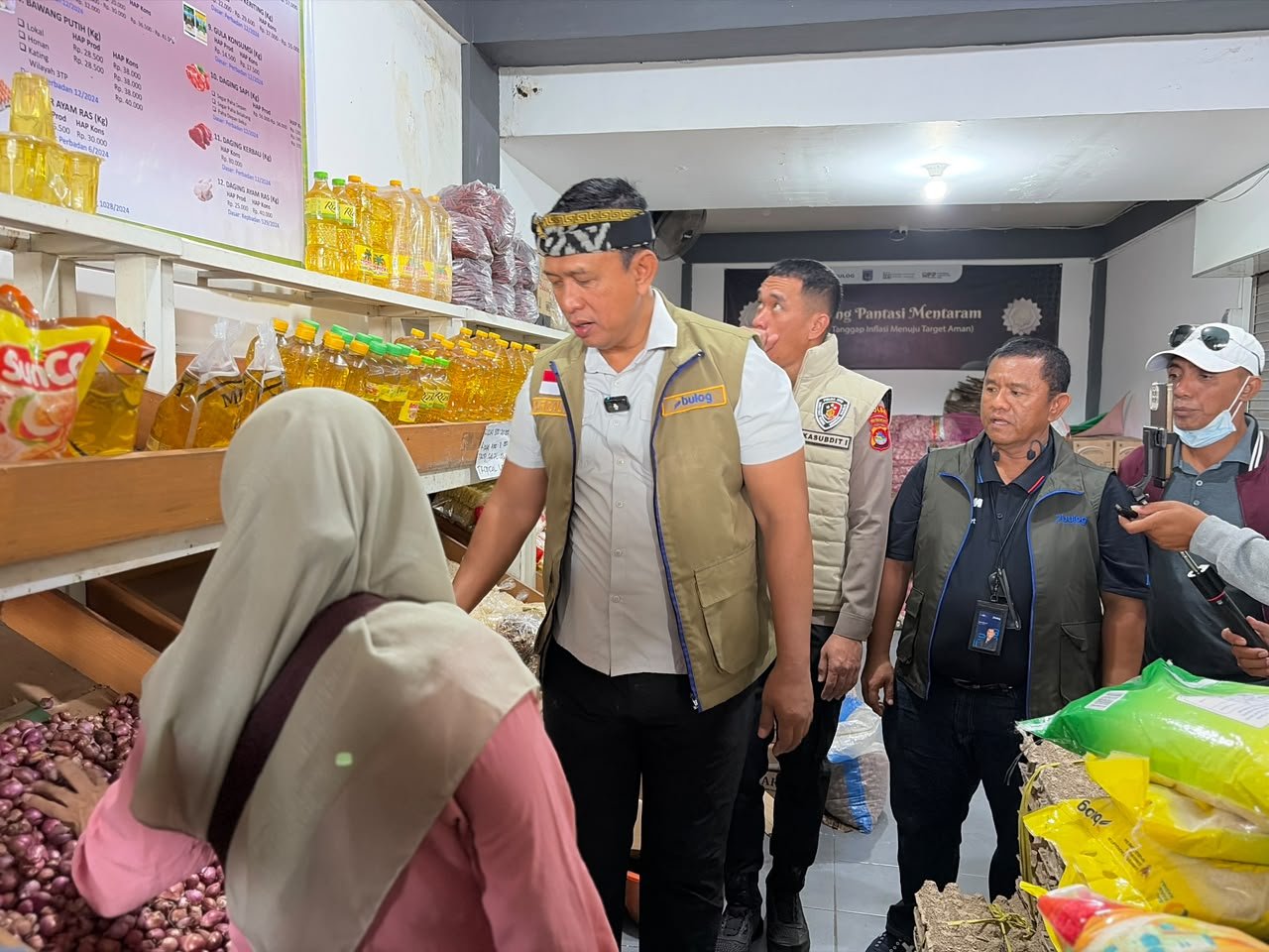 Cek Pasar di Mataram, Dirut Bulog Pastikan Harga Pangan Stabil