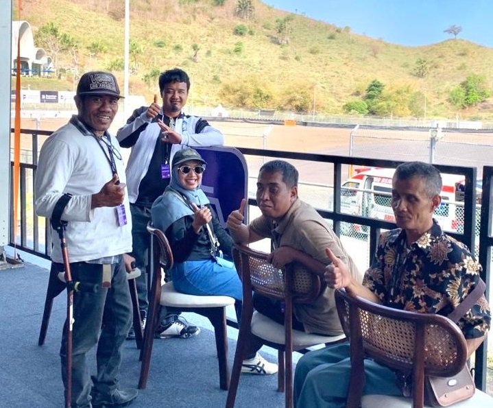 Dari Balik Pagar ke Tenda VIP, Difabel Netra Nikmati MotoGP Mandalika