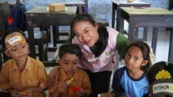 Lolos Seleksi 700 Kandidat, Srikandi PLN Turun Mengajar di Lombok Utara