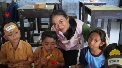 Lolos Seleksi 700 Kandidat, Srikandi PLN Turun Mengajar di Lombok Utara