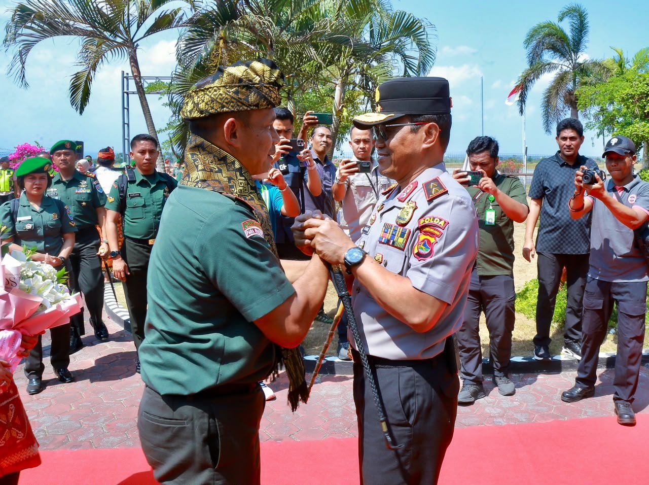 Kapolda NTB Sambut Pangdam Rinambora di Bandara ZAM