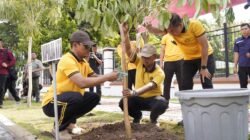 Kapolda NTB Tanam Pohon di Kejati, Ini Pesan Green Policing