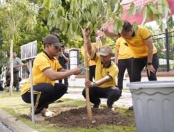 Kapolda NTB Tanam Pohon di Kejati, Ini Pesan Green Policing