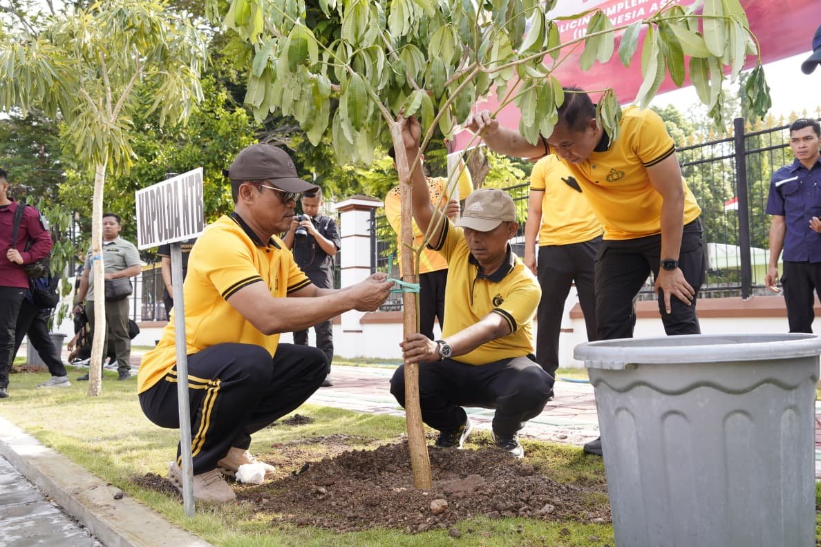 Kapolda NTB Tanam Pohon di Kejati, Ini Pesan Green Policing