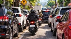 Jangan Asal Selap-selip! Ini 5 Tips Aman Naik Motor