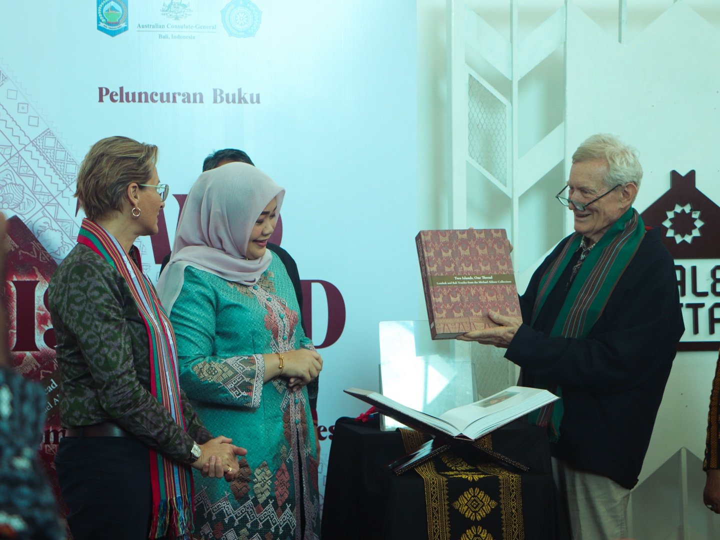 Umi Dinda Dorong Wastra NTB Mendunia, Australia Siapkan Beasiswa Museum