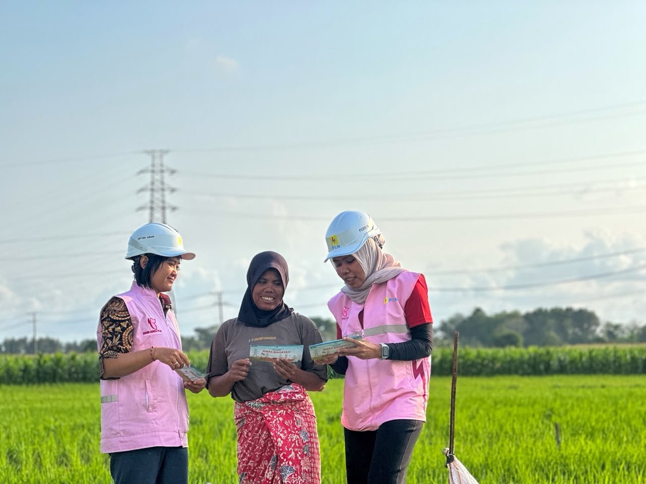 Srikandi PLN Edukasi Warga Kuranji soal Bahaya Jaringan Listrik Tegangan Tinggi