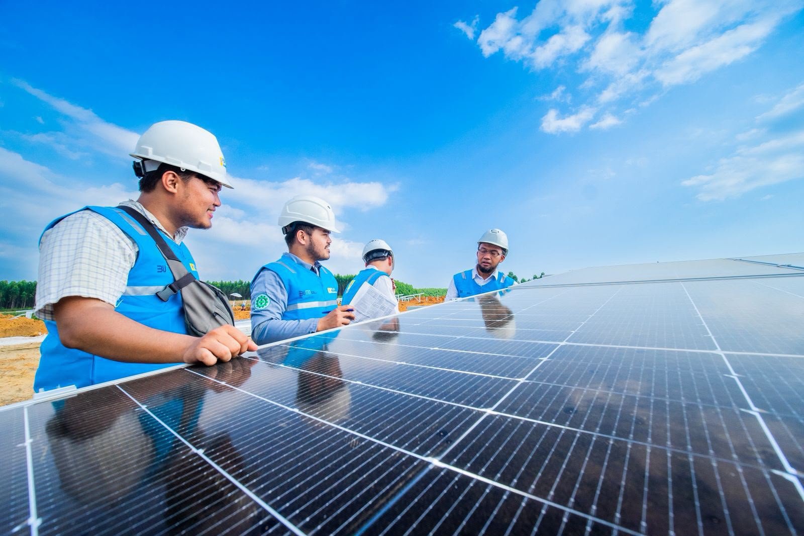 PLN Didorong Percepat Transisi Energi, Target PLTS 100 GWp Jadi Sorotan