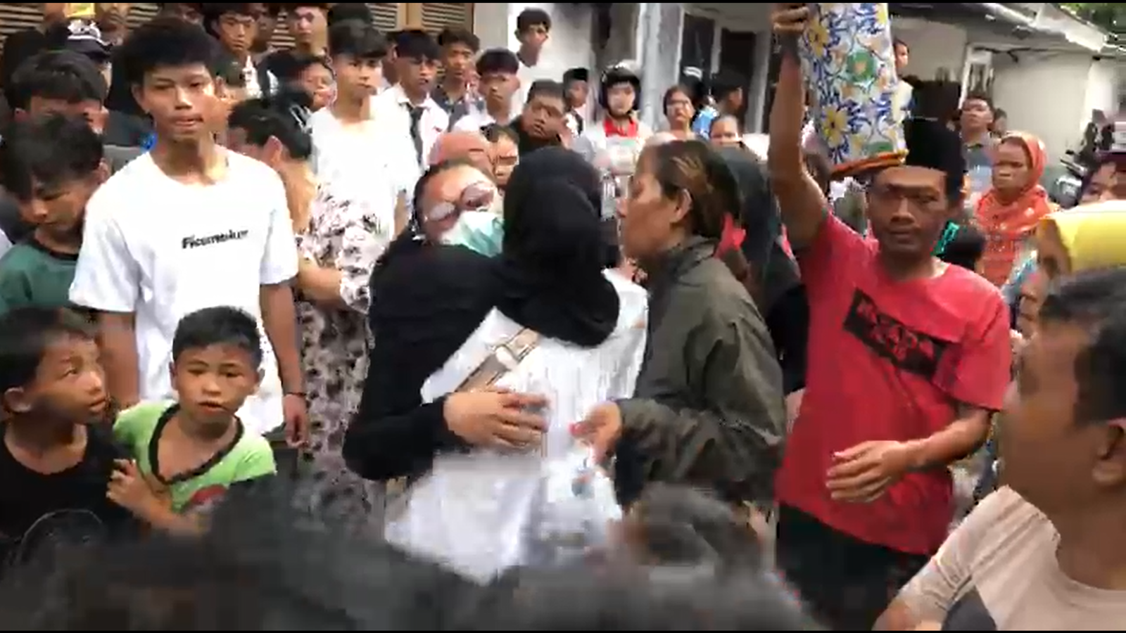 Tangis Histeris Sambut Jenazah Korban Pembacokan Udayana